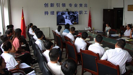 為深入學(xué)習(xí)習(xí)近平新時(shí)代中國特色社會(huì)主義思想和黨的十九大精神，落實(shí)好“不忘初心、牢記使命”主題教育相關(guān)工作。8月16日，隧道公司機(jī)關(guān)黨支部黨員大會(huì)在公司1號(hào)會(huì)議室召開，機(jī)關(guān)黨支部
