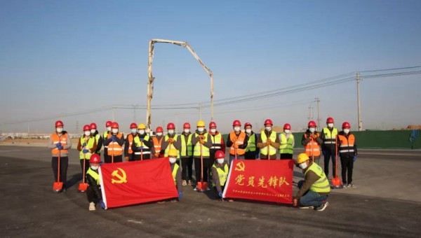 建設(shè)一支隊伍，舉起一面旗幟，鞏固一個陣地，履行一份承諾?！拔沂屈h員，我先上！”面對突發(fā)疫情遭遇戰(zhàn)，三公司黨支部充分發(fā)揮戰(zhàn)斗堡壘作用，廣大黨員主動請纓，挺身而出，沖鋒在前，在戰(zhàn)疫搶工一線，黨員先鋒隊一次