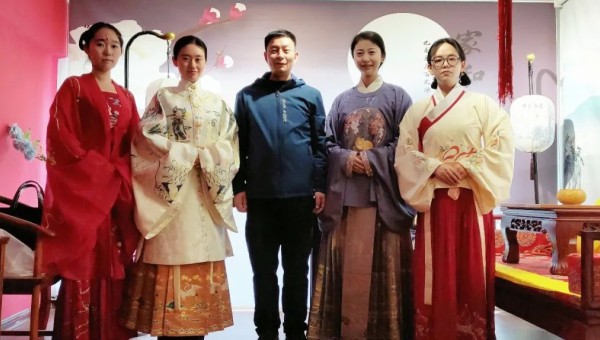 在春意盎然的3月，迎來了第113個(gè)“三八”國際勞動(dòng)?jì)D女節(jié)，為深入學(xué)習(xí)宣傳貫徹黨的二十大精神，進(jìn)一步加強(qiáng)對(duì)廣大女職工的思想政治引領(lǐng)，激勵(lì)廣大女職工奮進(jìn)新征程，建功新時(shí)代，鼓勵(lì)女職工在閱讀中獲取知識(shí)、增長