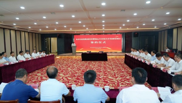 8月28日，甘肅建投與東鄉(xiāng)縣在臨夏市簽訂沿洮河經(jīng)濟帶核心片區(qū)綜合開發(fā)建設(shè)項目戰(zhàn)略合作協(xié)議。臨夏州委書記郭鶴立，州政協(xié)主席張志軍，州委常委、州委統(tǒng)戰(zhàn)部部長馬超；甘肅建投黨委副書記、總經(jīng)理束水龍，黨委常委