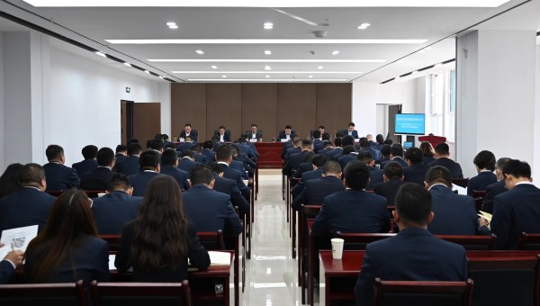 10月14日，交科公司召開(kāi)2023年安委會(huì)（擴(kuò)大）會(huì)議暨項(xiàng)目綜合檢查通報(bào)會(huì)。會(huì)議傳達(dá)學(xué)習(xí)了2023年甘肅省第四次安委會(huì)擴(kuò)大會(huì)議精神等內(nèi)容，對(duì)公司上階段安全生產(chǎn)工作進(jìn)行了全面總結(jié)，對(duì)下階段安全生產(chǎn)工作進(jìn)