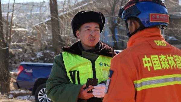 積石山地震發(fā)生后，朱貴民臨危受命，連夜組織人員設(shè)備馳援災(zāi)區(qū)。天還沒有亮，救援簡易帳篷開始搭建，受災(zāi)群眾們在安全地帶生火取暖，空氣中彌漫著緊張的氣息，“我們要加快救援速度，災(zāi)情不等人！”為保證計(jì)劃工期順