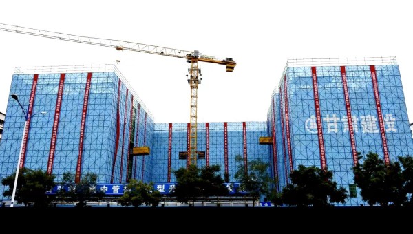 10月16日，由甘肅省交科建設(shè)有限公司承建的蘭州新區(qū)新材料產(chǎn)業(yè)園區(qū)公共服務(wù)平臺(tái)項(xiàng)目主體結(jié)構(gòu)順利封頂，為該項(xiàng)目二次結(jié)構(gòu)和裝飾裝修奠定堅(jiān)實(shí)基礎(chǔ)。據(jù)了解，該項(xiàng)目為公共建筑工程，自建設(shè)以來，項(xiàng)目管理團(tuán)隊(duì)面對(duì)工