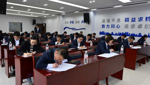 “本屆競(jìng)賽試題結(jié)合了財(cái)務(wù)業(yè)務(wù)實(shí)際、制度與核算辦法，設(shè)置會(huì)計(jì)實(shí)務(wù)全流程核算應(yīng)用題，重點(diǎn)考察選手們專業(yè)知識(shí)綜合運(yùn)用能力、全流程業(yè)務(wù)處理能力和實(shí)際問(wèn)題解決能力！”5月12日，西部市政建設(shè)集團(tuán)工會(huì)“2025年