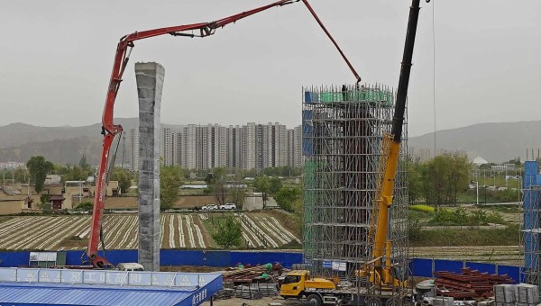 在西部市政建設(shè)集團(tuán)四公司臨夏市環(huán)城北路橋梁及附屬工程（二期）項(xiàng)目現(xiàn)場(chǎng)，鋼筋加工區(qū)火花飛揚(yáng)、安裝墩柱區(qū)一件件鋼筋骨架安全運(yùn)達(dá)、泵車將一方方混凝土輸送至墩柱澆筑......現(xiàn)場(chǎng)一片繁忙景象。自四月復(fù)工以來(lái)